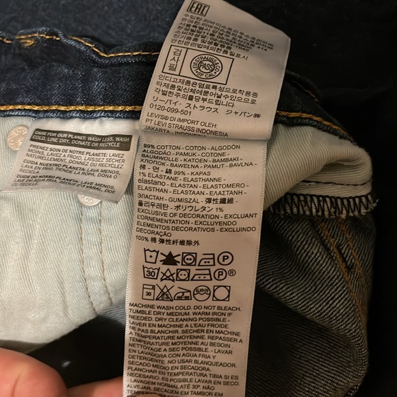 Levis Premium 511 size 33x30 in blue with fading on front and back legs - Picture 8 of 10